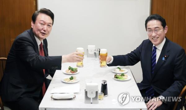 President Yook Suk Yeol (L) and Japanese Prime Minister Fumio Kishida have a meeting in Tokyo on March 16, 2023, in this file photo. (Yonhap)