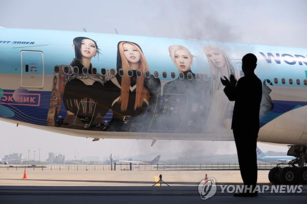 为宣传釜山世博会，大韩航空公司推出了印有“blackpink”字样的飞机
