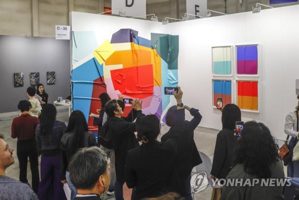 Art Busan, South Korea's second-largest art fair, opens a preview session at the Busan Exhibition & Co<em></em>nvention Center in the southeastern port city of Busan on May 4, 2023. (Yonhap)