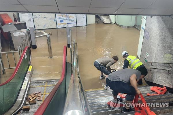 暴雨在南部地区造成洪水和破坏;多个航班取消