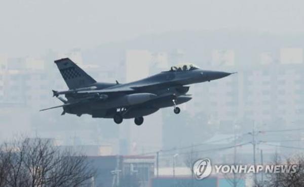 美国F-16战斗机坠毁在乌山空军基地附近的农田