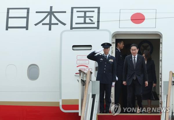 日本首相抵达韩国与尹增铉举行峰会