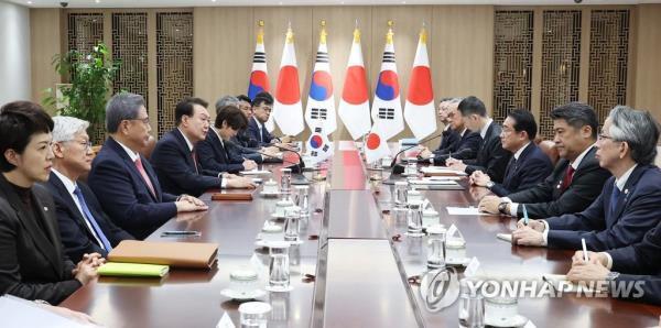 President Yoon Suk Yeol (R) and Japanese Prime Minister Fumio Kishida pose for a photo at their summit at the presidential office in Seoul on May 7, 2023. (Yonhap)