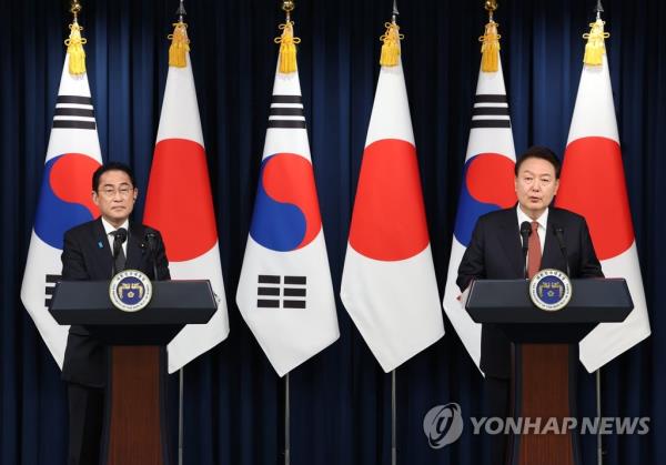 South Korean President Yoon Suk Yeol (R) and Japanese Prime Minister Fumio Kishida give a joint press co<em></em>nference after holding a summit at the presidential office in Seoul on May 7, 2023. (Yonhap)