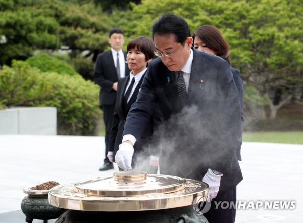 Japanese Prime Minister Fumio Kishida burns incense to pay tribute to South Korean patriotic martyrs and war dead at the Natio<em></em>nal Cemetery in Seoul on May 7, 2023, after arriving in South Korea the same day for a summit with South Korean President Yoon Suk Yeol. (Pool photo) (Yonhap)