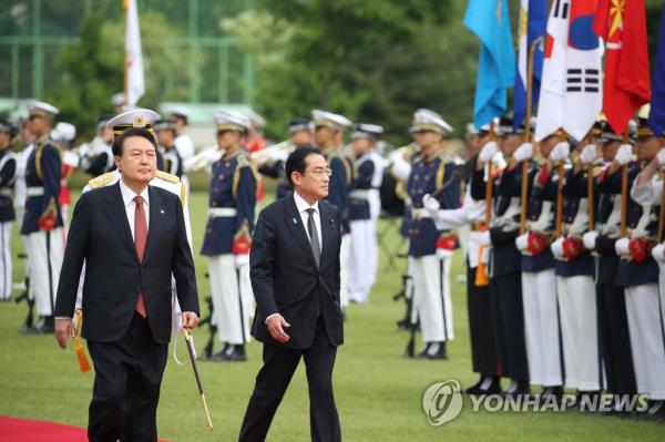 Japanese Prime Minister Fumio Kishida (R), alo<em></em>ngside South Korean President Yoon Suk Yeol, reviews an ho<em></em>nor guard during a welcome ceremony at the presidential office in Seoul on May 7, 2023. (Yonhap)