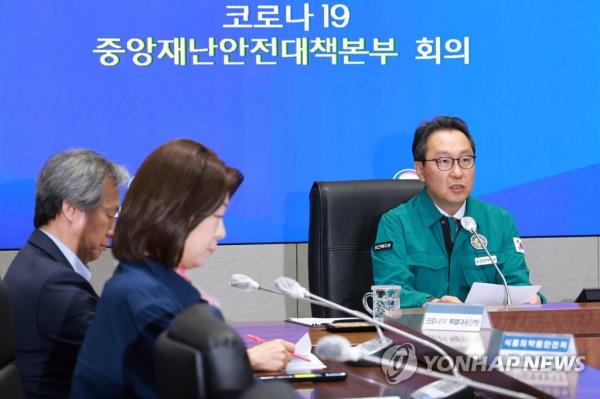 Park Min-soo (R), the second vice health minister, speaks at a COVID-19 respo<em></em>nse meeting at the Seoul government complex on May 3, 2023. (Yonhap)