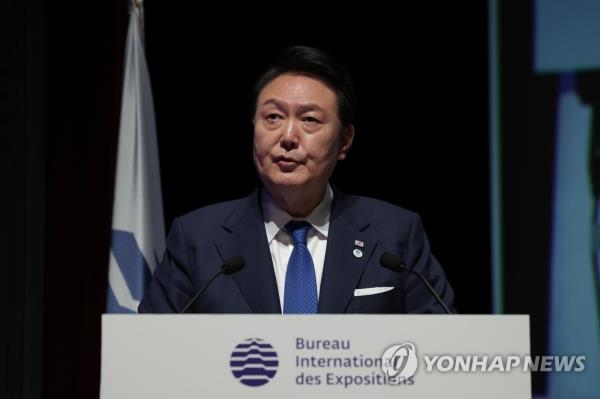 South Korean President Yoon Suk Yeol gives a presentation at a general assembly of the Bureau Internatio<em></em>nal des Expositions in Issy-les-Moulineaux, near Paris, on June 20, 2023. (Pool photo) (Yonhap)