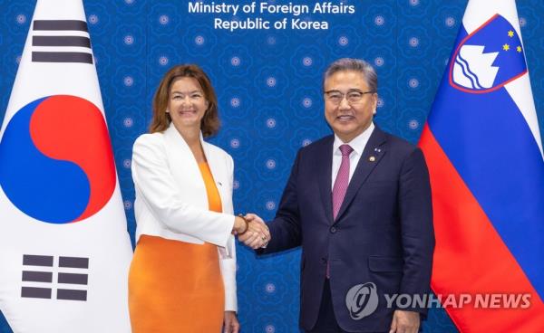 韩国和斯洛文尼亚外长讨论在核能、科学技术方面的合作
