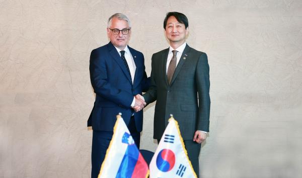 (LEAD)韩国和斯洛文尼亚寻求在电动汽车和物流领域加强联系