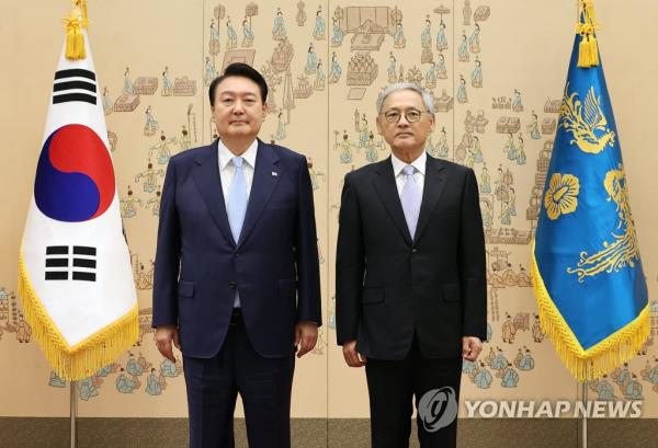 尹院长向文化顾问递交了任命书