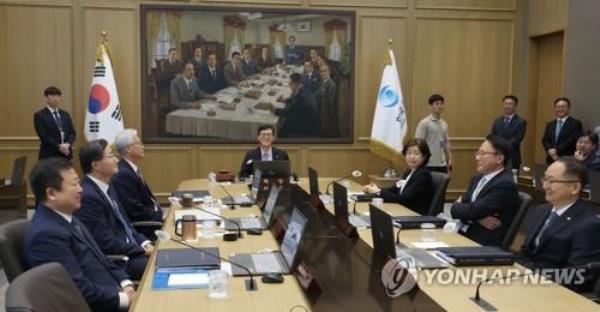 韩国银行总裁说，现在谈论降息还为时过早
