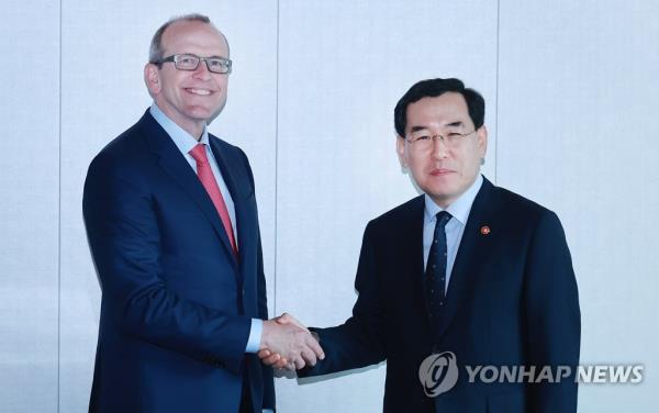 韩国的工业主管，美国泰拉能源公司CEO讨论小型核反应堆