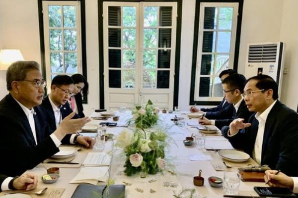 韩国和越南最高外交官在河内举行会谈