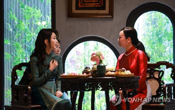 South Korean first lady Kim Keon Hee (L) talks with her Vietnamese counterpart, Phan Thi Thanh Tam, in Hanoi on June 23, 2023. (Yonhap)
