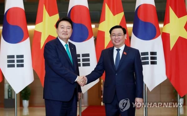 尹光雄会见越南国会主席