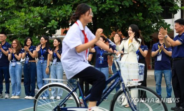 第一夫人在河内参加自行车捐赠活动
