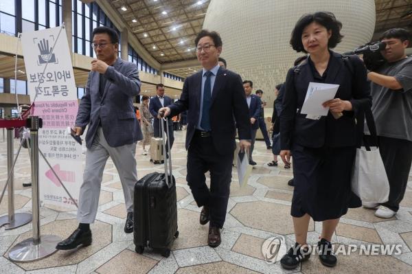 Opposition lawmakers depart to Japan for a three-day visit at Seoul's Gimpo Internatio<em></em>nal Airport on July 10, 2023, to protest Japan's plan to release wastewater from the crippled Fukushima nuclear plant. (Yonhap)