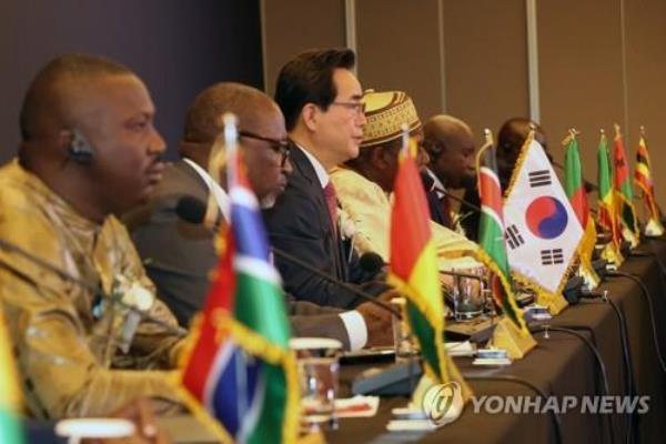 Agriculture Minister Chung Hwang-keun (3rd from L) joins ministers of eight African countries for a press briefing in Seoul on July 10, 2023, on the K-rice belt project. (Yonhap)