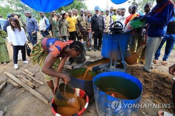 This file photo, provided by South Korea's agriculture ministry on June 27, 2023, shows Minister Chung Hwang-keun visiting Guinea to discuss cooperation on food and the agriculture sector. (PHOTO NOT FOR SALE) (Yonhap)