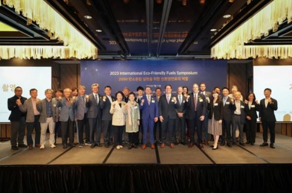 This photo, taken July 11, 2023, and provided by the Korea Automobile Journalists Association, shows Mark Dries (9th from R), agricultural minister-counselor of the U.S. Embassy Seoul, and other experts who participated in the 2023 Internatio<em></em>nal Eco-Friendly Fuels Symposium held at Four Seasons Hotel at Gwanghwamun, central Seoul. (PHOTO NOT FOR SALE) (Yonhap)