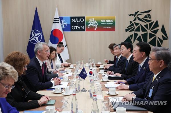 South Korean President Yoon Suk Yeol (2nd from R) talks with North Atlantic Treaty Organization (NATO) Secretary General Jens Stoltenberg (3rd from L) during their meeting at the venue of a NATO summit in Vilnius, Lithuania, on July 11, 2023. (Pool photo) (Yonhap)