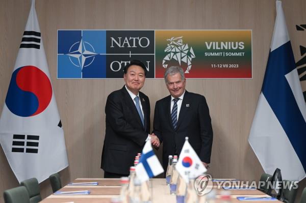 South Korean President Yoon Suk Yeol (L) shakes hands with Finnish President Sauli Niinisto during their talks in Vilnius, Lithuania, on July 12, 2023, on the sidelines of a summit of the North Atlantic Treaty Organization. (Pool photo) (Yonhap)