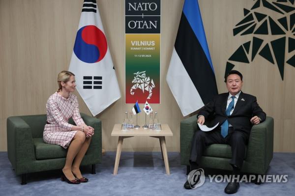South Korean President Yoon Suk Yeol (R) holds talks with Esto<em></em>nian Prime Minister Kaja Kallas in Vilnius, Lithuania, on July 12, 2023, on the sidelines of a summit of the North Atlantic Treaty Organization. (Pool photo) (Yonhap)