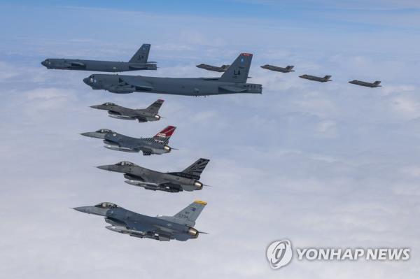朝鲜发射洲际弹道导弹后，韩国、美国进行了B-52H战略轰炸机的空中演习