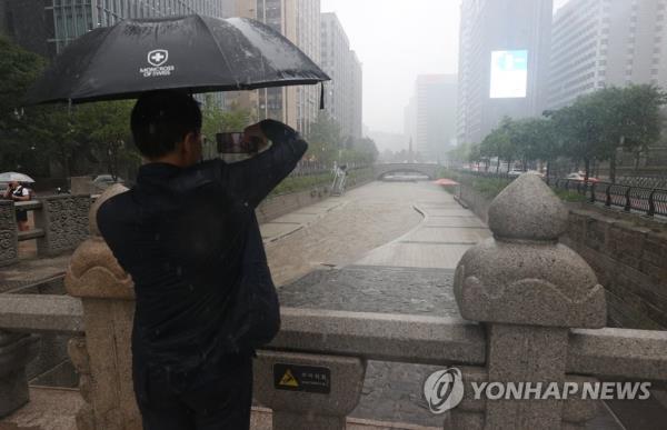 暴雨袭击首尔和中部地区，韩国进入最高警戒状态