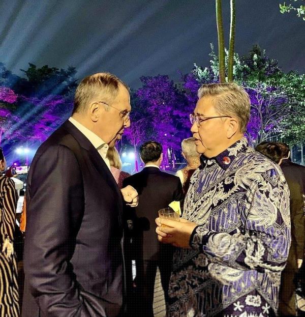 在雅加达举行的东盟招待会上，韩国外交通商部长官会见了俄罗斯外交通商部长官