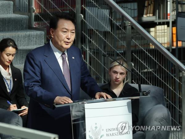 尹光雄在华沙大学会见了波兰青年