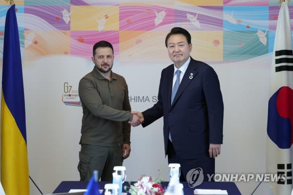 尹总统突然访问乌克兰