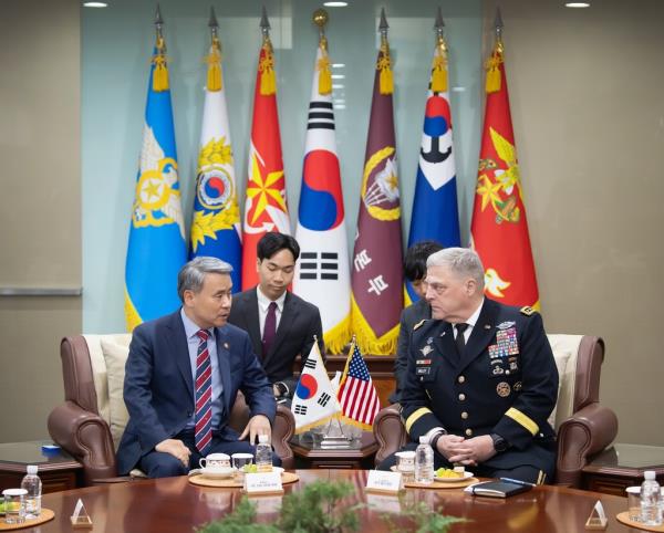 印度国防部长就地区安全、联盟问题会见来访的美国高级将领