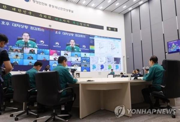 Prime Minister Han Duck-soo (R) speaks during an emergency respo<em></em>nse meeting at the government complex in Sejong on July 19, 2023. (Yonhap)
