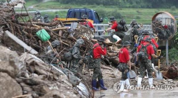 海警在搜寻大雨受害者时失踪