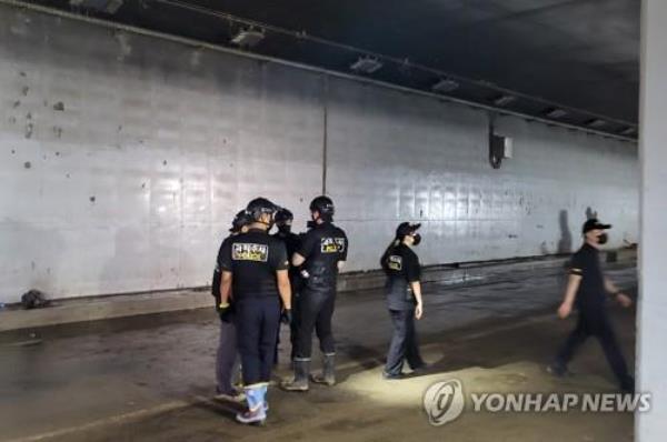 政府委派6名警察调查致命的地下通道洪水