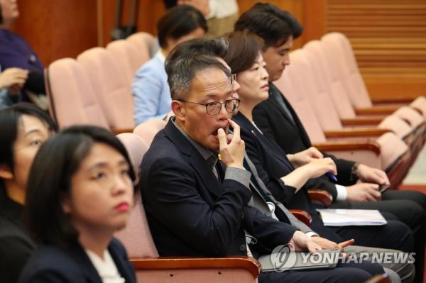 Rep. Park Ju-min (C) is seen sitting inside the Co<em></em>nstitutional Court in Seoul to attend the court's final decision on the impeachment motion against Interior Minister Lee Sang-min on July 25, 2023. (pool photo) (Yonhap)