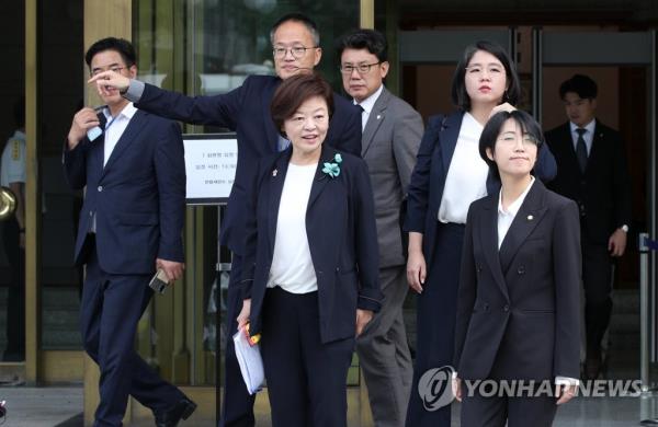 Lawmakers from the opposition parties leave the Co<em></em>nstitutional Court in Seoul after the court announced its decision over the impeachment of Interior Minister Lee Sang-min on July, 25, 2023. (pool photo) (Yonhap)