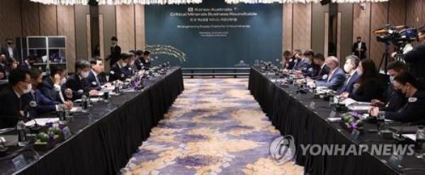 This file photo taken Oct. 12, 2022, shows South Korean and Australian government and business officials holding a business forum on key minerals in Seoul. (Yonhap)