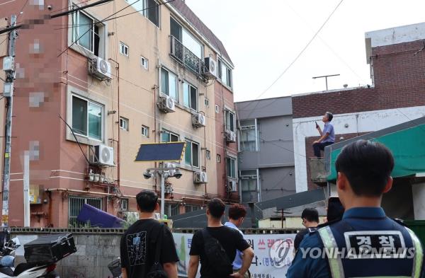 A man accused of stabbing a person over a mo<em></em>ney dispute in a residential building in Incheon is in a standoff with the police on July 27, 2023. (Yonhap) 