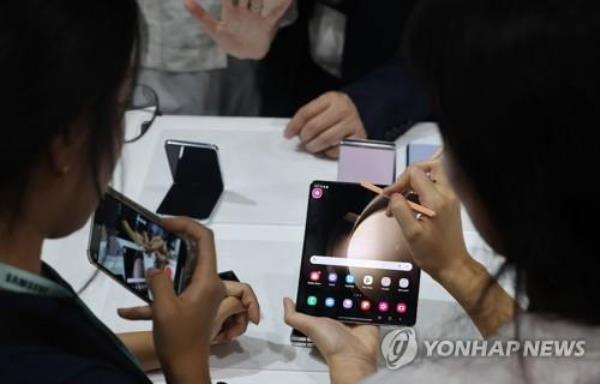 Attendees check out Samsung Electronics' Galaxy Z Fold 5 at the Galaxy Unpacked event at COEX on July 26, 2023. (Yonhap)