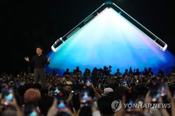 Roh Tae-moon, president and head of Samsung Electronics' mobile division, introduces the Galaxy Z Flip 5 and the Fold 5 during the Galaxy Unpacked in Seoul on July 26, 2023. (Yonhap)