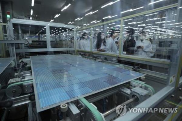 Reporters tour Hanwha Solutions Corp.'s solar cell and module manufacturing line in Jincheon, North Chungcheong Province, in this file photo taken Oct. 13, 2022. (Yonhap) 