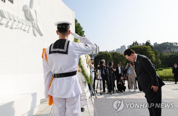 图为，尹永宽正在釜山联合国墓地参拜阵亡将士
