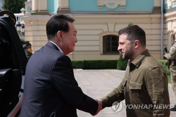 South Korean President Yoon Suk Yeol (L) shakes hands with Ukrainian President Volodymyr Zelenskyy prior to their talks at the presidential palace in Kyiv on July 15, 2023, in this file photo provided by South Korea's presidential office. (PHOTO NOT FOR SALE) (Yonhap)