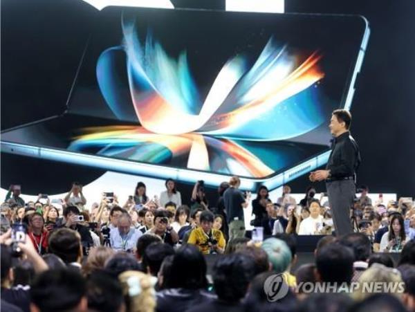 Roh Tae-moon (R), president and head of the mobile division at Samsung Electro<em></em>nics Co., introduces the Galaxy Z Flip 5 and the Fold 5 during the Galaxy Unpacked event at the COEX exhibition center in Seoul on July 26, 2023. (Yonhap)