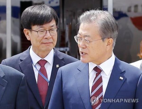 Former president, Moon Jae-in (R) is seen with Kim Sang-jo, the former presidential policy chief in this undated file photo. (Yonhap)