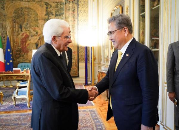 South Korean Foreign Minister Park Jin (L) pays a courtesy call on Italian President Sergio Mattarella in Rome on Aug. 1, 2023, in this photo provided by the foreign ministry. (PHOTO NOT FOR SALE) (Yonhap)▲▲