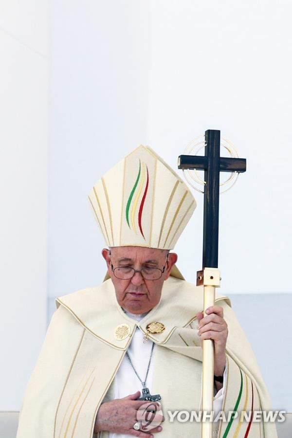 In this EPA photo, Pope Francis leads the closing Mass for the 2023 World Youth Day in Lisbon on Aug. 6, 2023. (Yonhap)